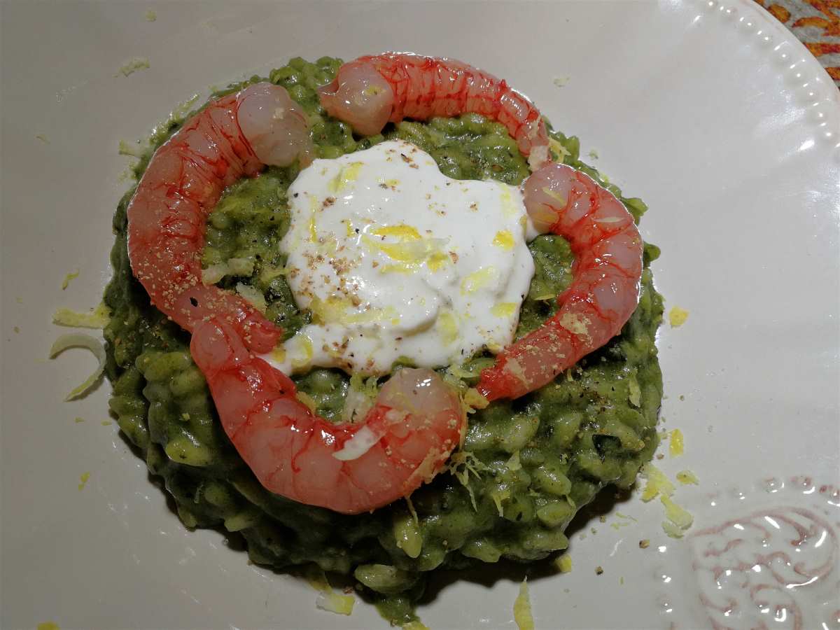 Risotto con crema di broccolo, stracciatella e gamberi rossi di Mazara