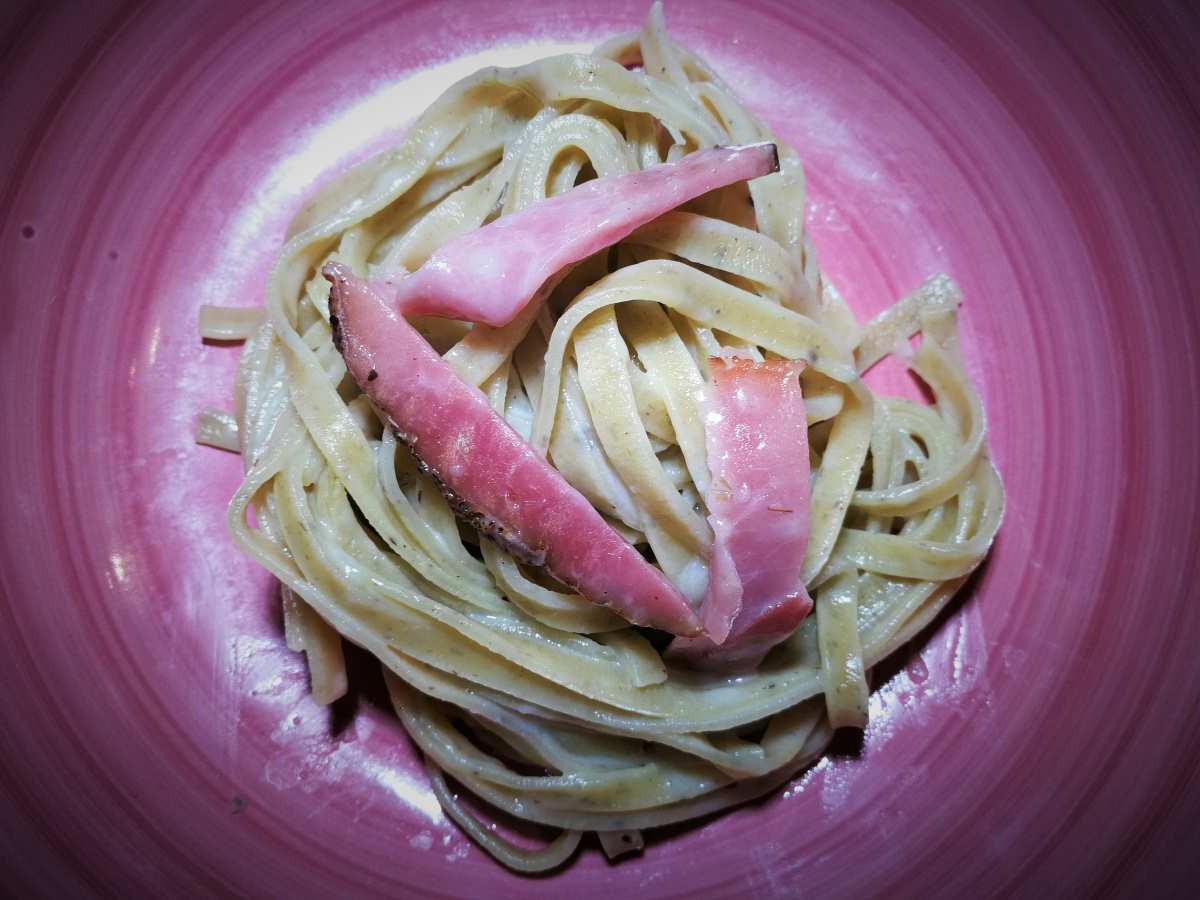 Fettucine al pino mugo, stracchino erborinato e speck